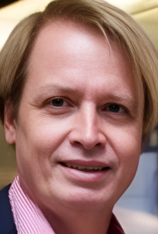 Foto em plano médio-curto do Presidente Douglas Fasolato, da Associação de Amigos do Museu Histórico Nacional (AAMHN).